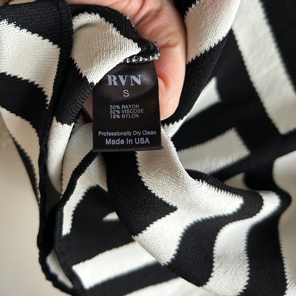 RVN Black & White Geometric Knit Top — Made in USA — Size Small — Excellent Cond - Picture 3 of 6